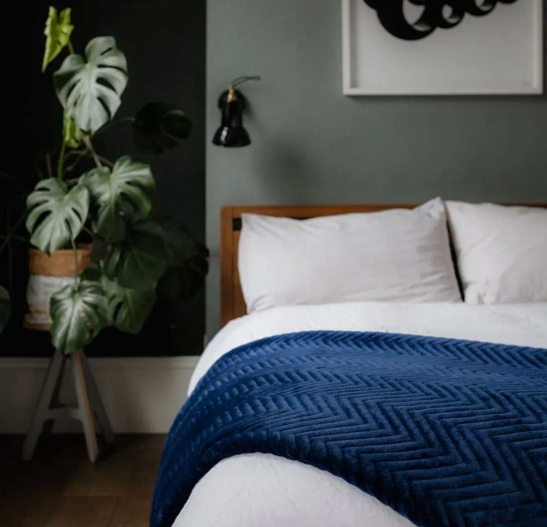 Dreamland 16823B Deluxe Warming Throw Navy