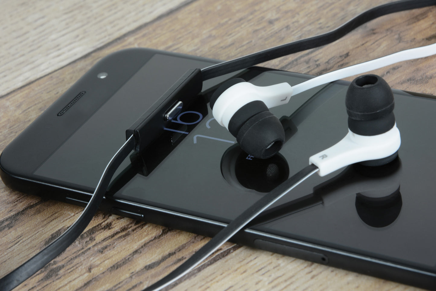 Avlink Rubber Earphones w/Mic Black & White