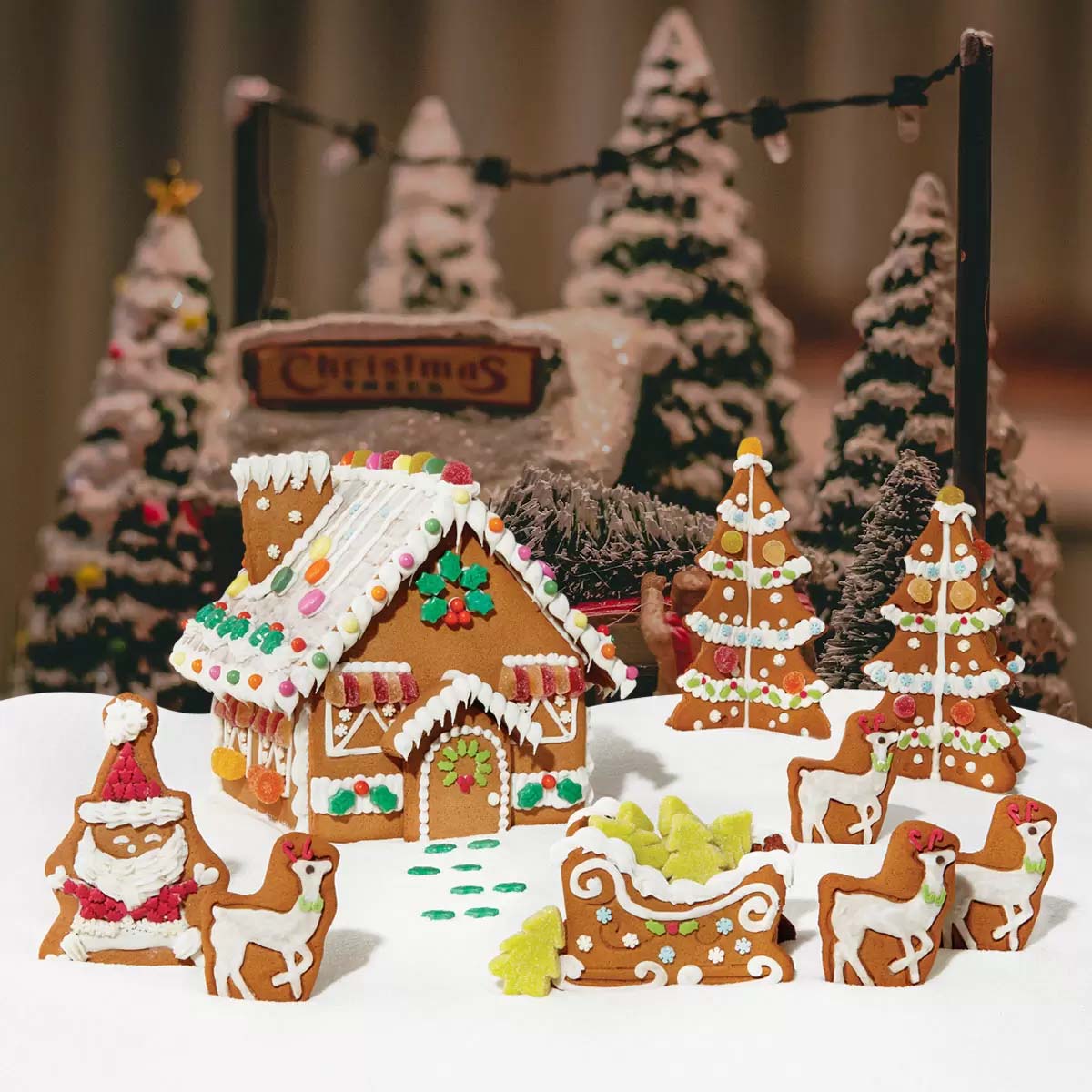 Gingerbread House with Santa, Sleigh & Tree Kit 1.74kg